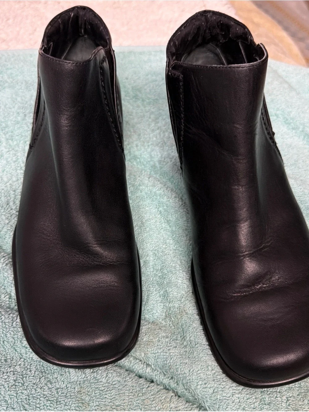 Trotters women’s 7.5 Black Leather Ankle Booties